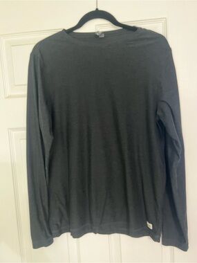 Vuori Long Sleeve Tee in Charcoal Gray